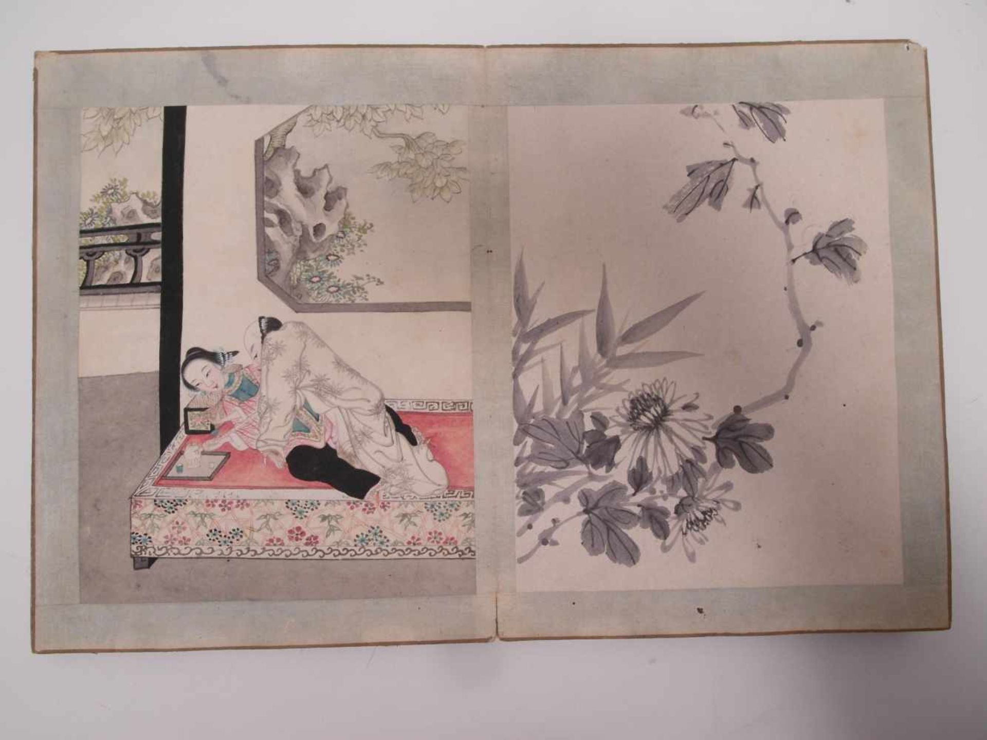 FANFOLD BOOK WITH 18 EROTIC AND 18 BLACK INK PAINTINGS. China. Qing dynasty. 18th/19th c. Ink, - Bild 6 aus 17