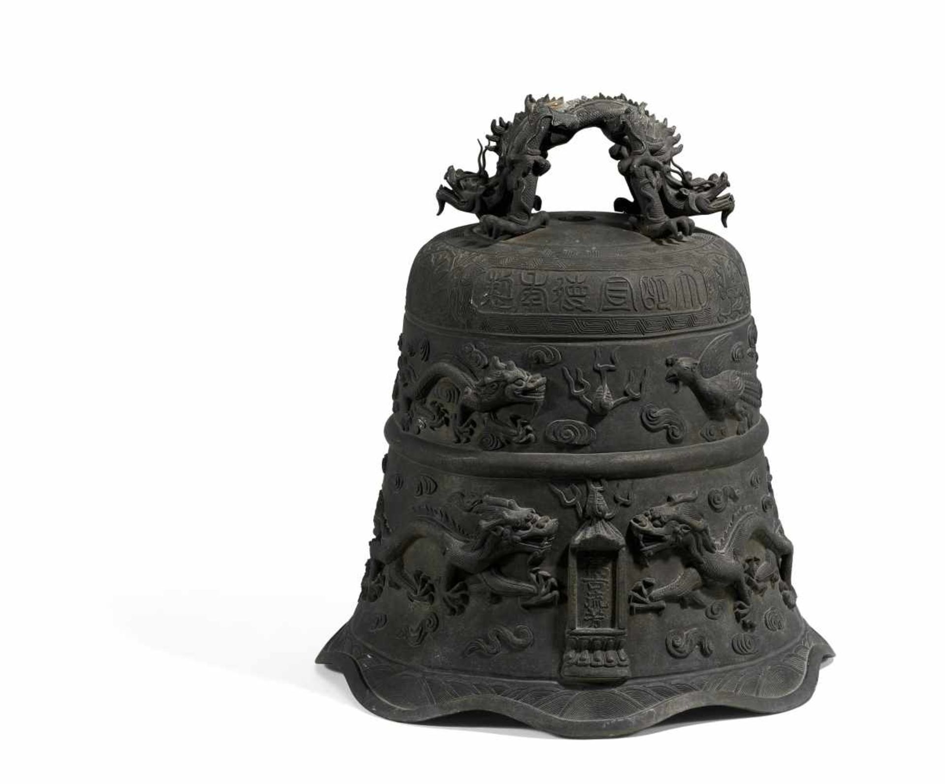 LARGE BELL WITH DRAGONS AND PHOENIX. China. Bronze with dark and green patina. The decoration of the