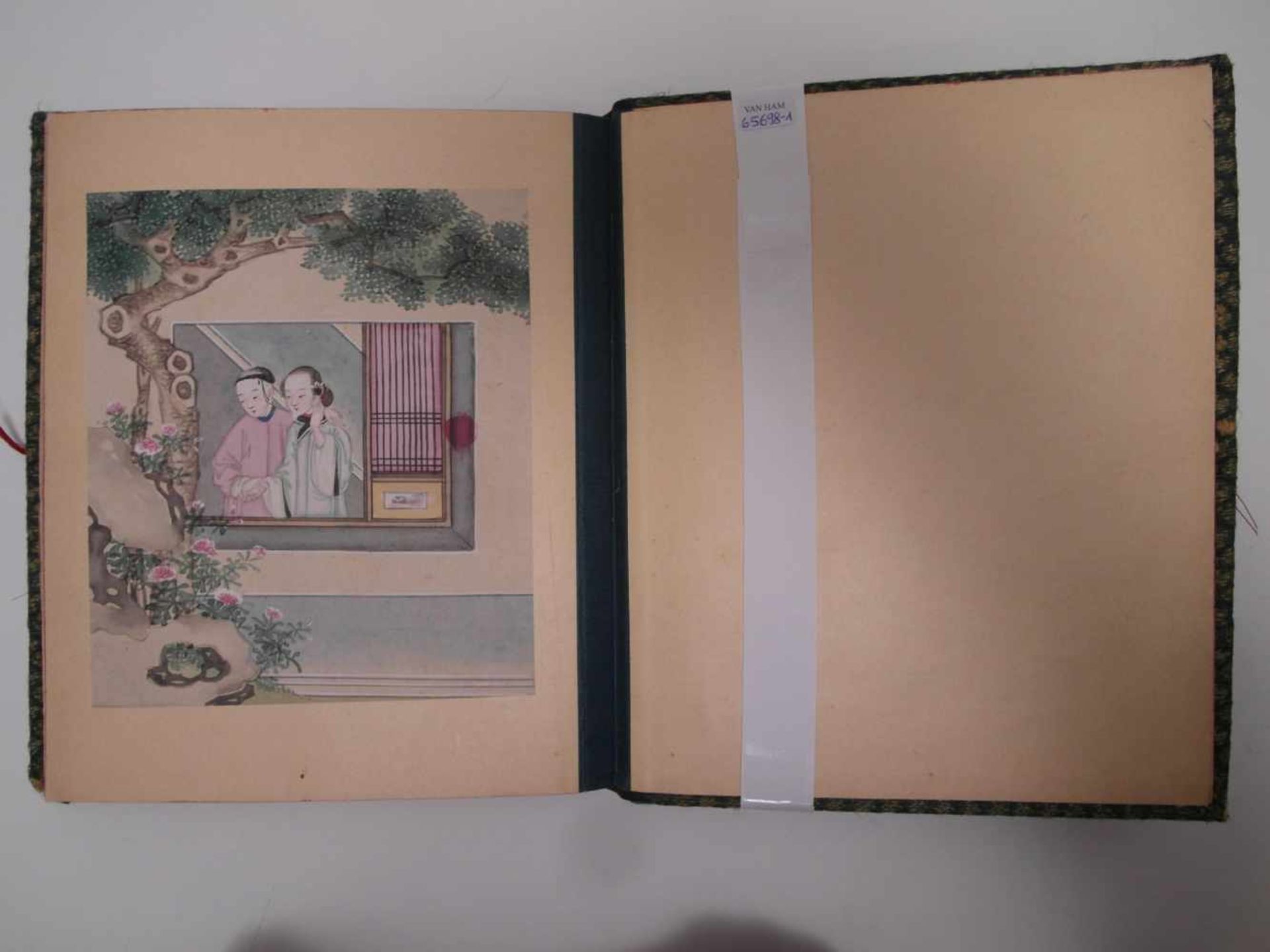 ALBUM WITH TWELVE EROTIC PAINTINGS. China. Qing dynasty. 18th/19th c. Ink and pigments on paper. The - Bild 14 aus 14
