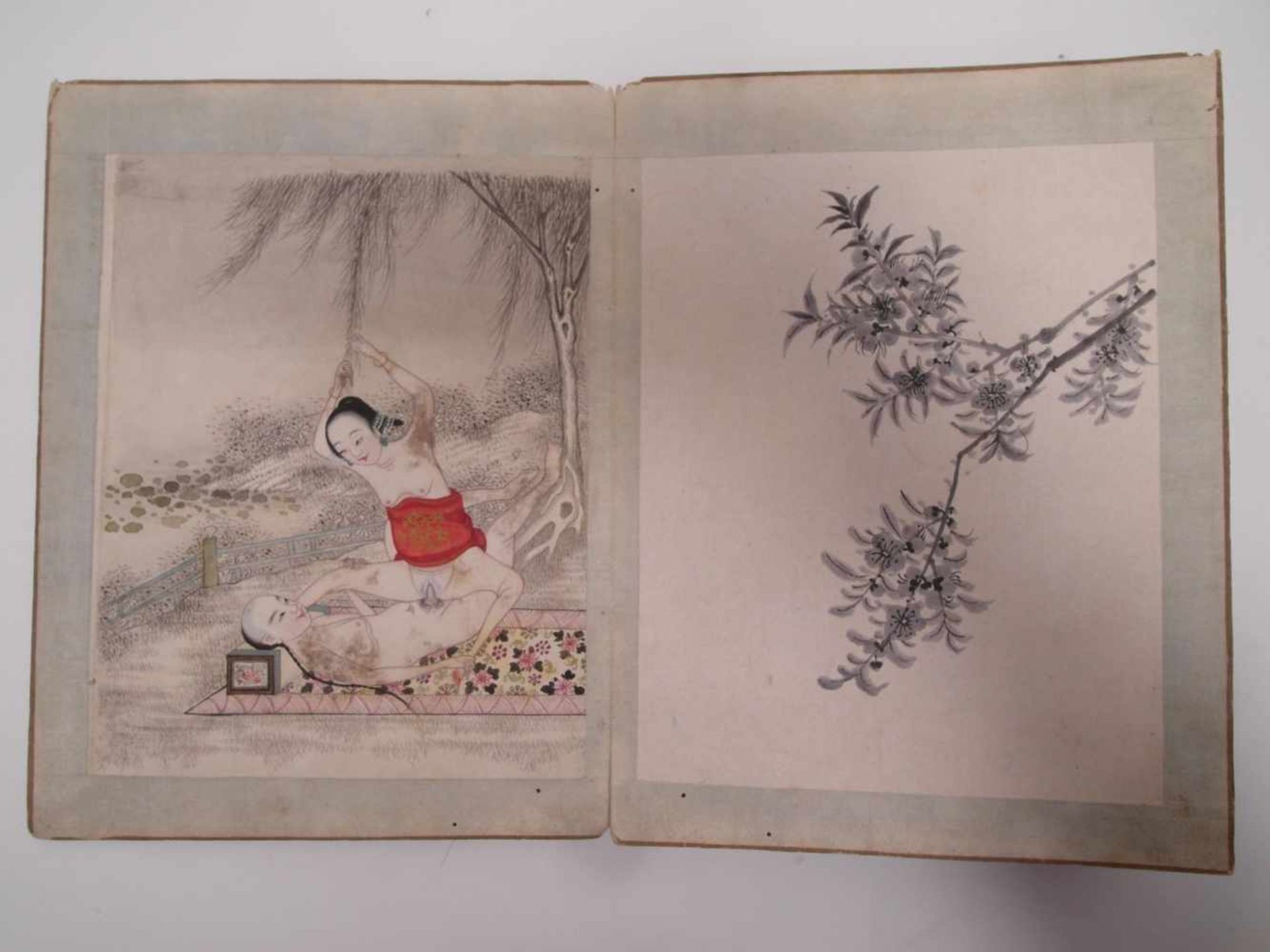 FANFOLD BOOK WITH 18 EROTIC AND 18 BLACK INK PAINTINGS. China. Qing dynasty. 18th/19th c. Ink, - Bild 15 aus 17