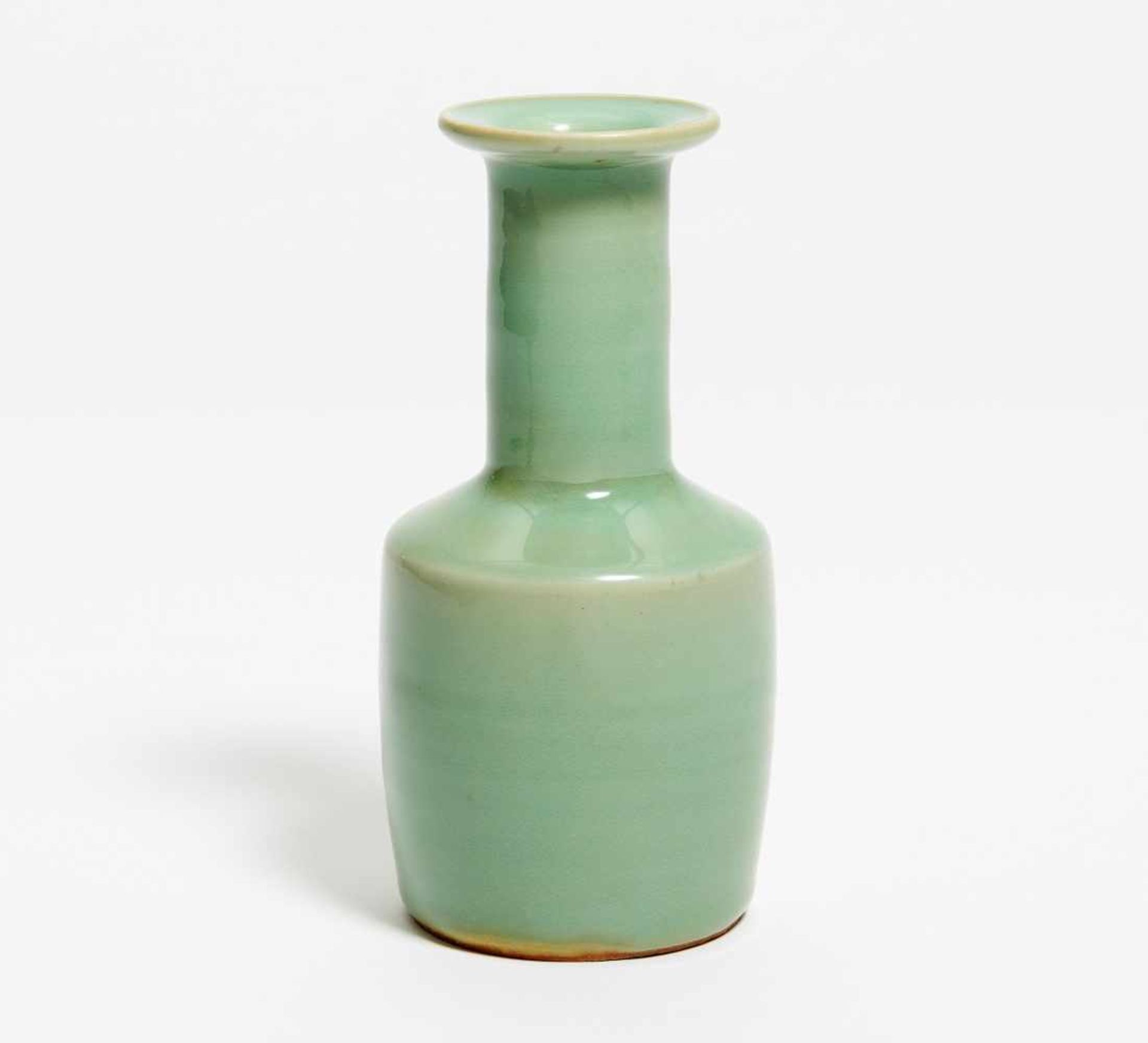 SMALL LONGQUAN CELADON MALLET-SHAPED VASE. China. Porcelain with celadon green glaze. Cylindrical