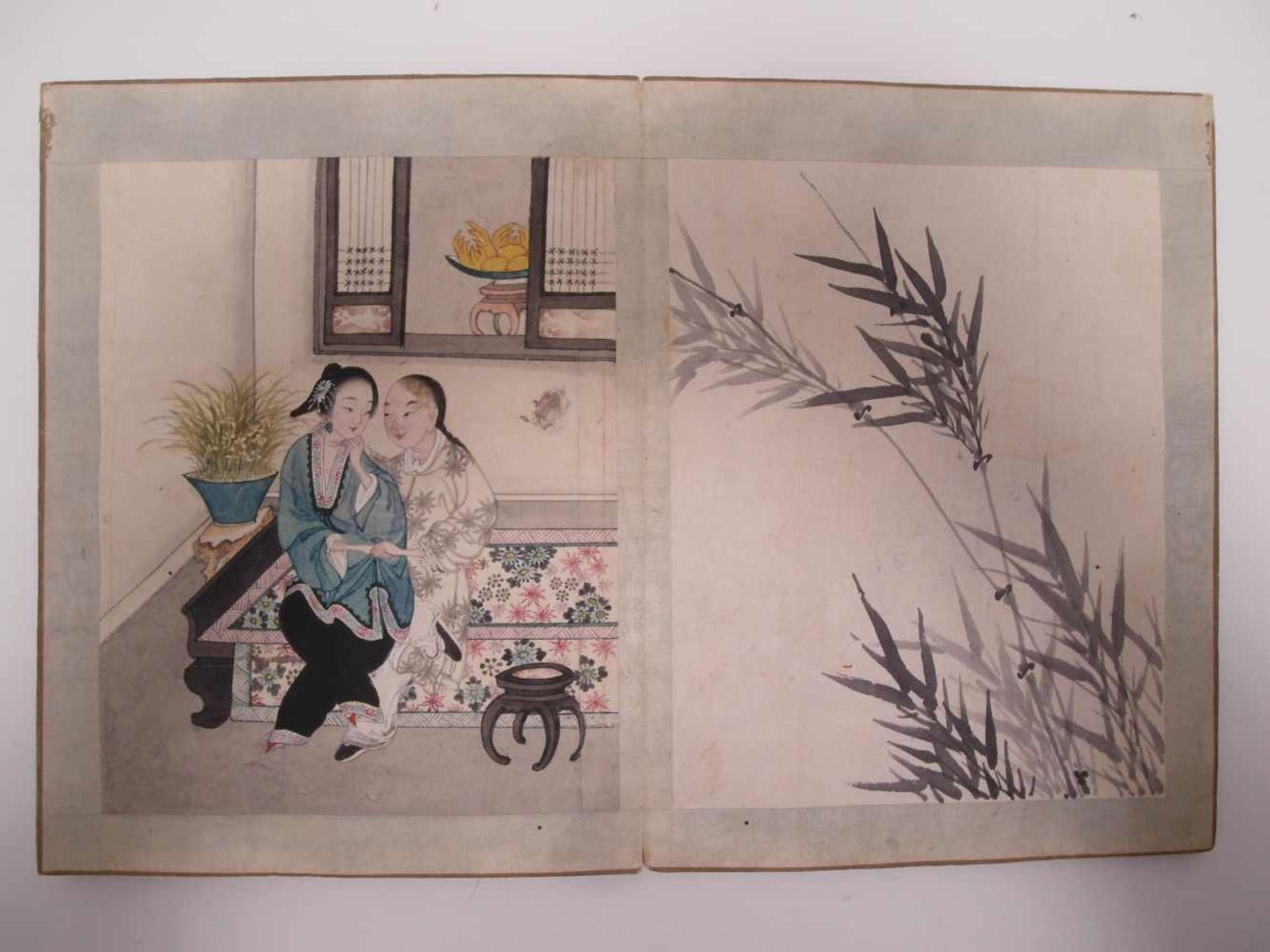 FANFOLD BOOK WITH 18 EROTIC AND 18 BLACK INK PAINTINGS. China. Qing dynasty. 18th/19th c. Ink, - Bild 4 aus 17