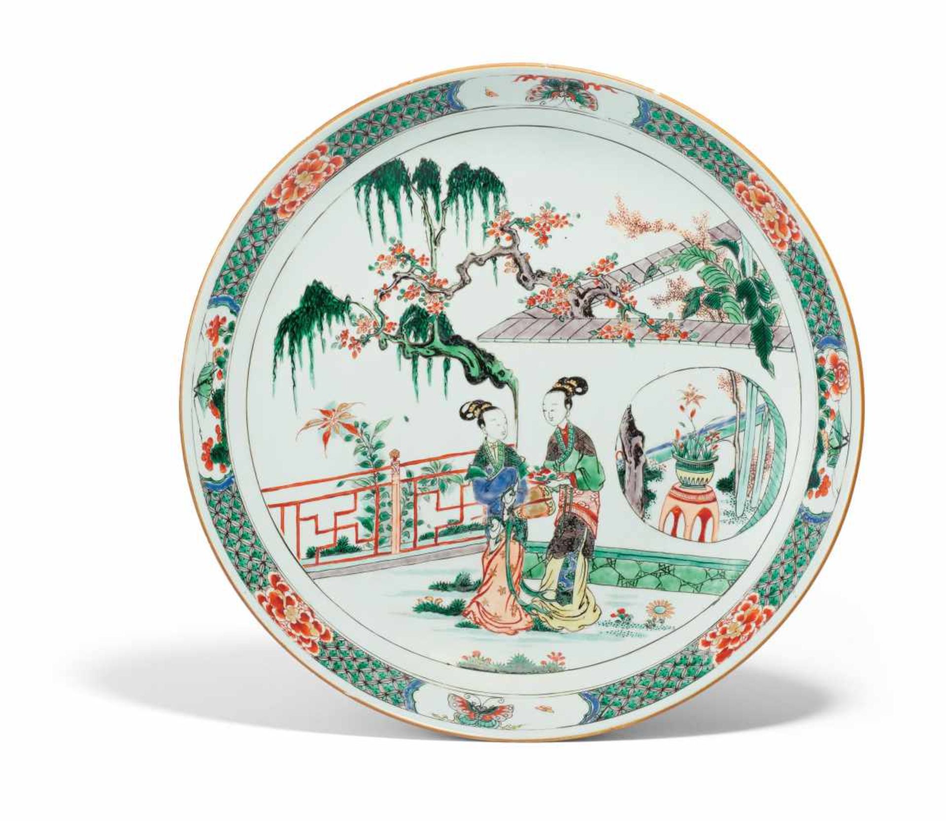 LARGE DISH WITH TWO LADIES IN A GRADEN LANDSCAPE. China. Qing-Dynastie. Kangxi-Zeit (1661-1722).