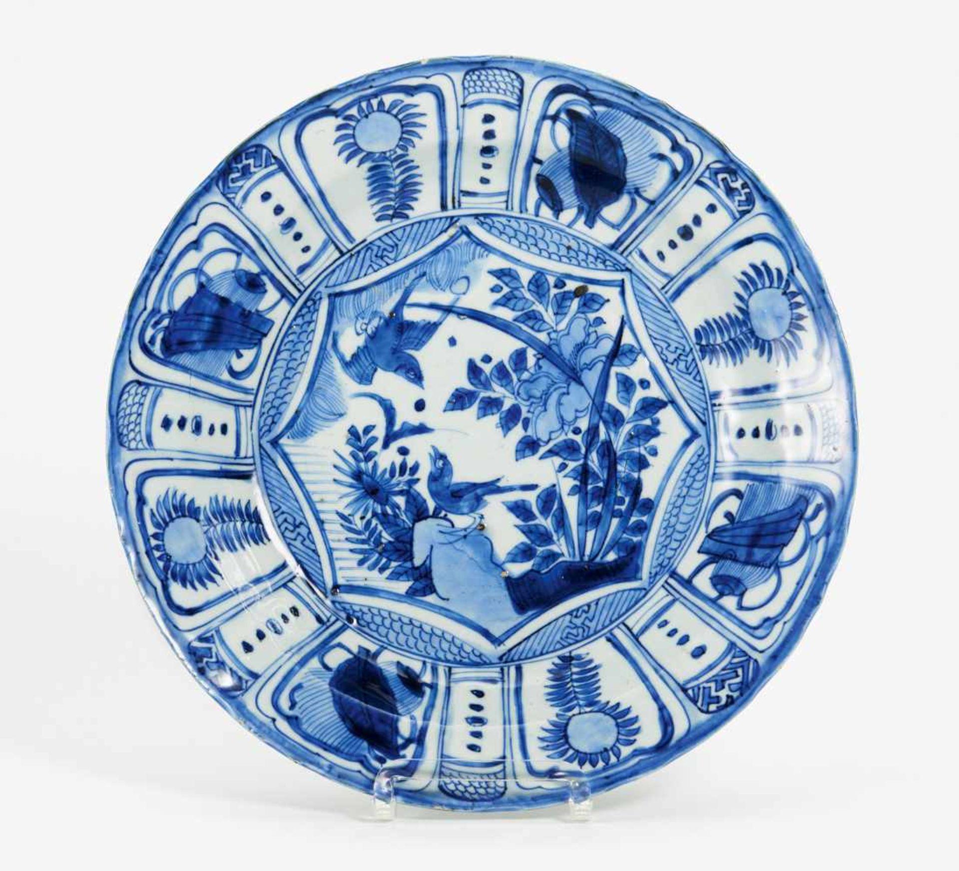 LARGE KRAAK DISH WITH SINGING BIRDS AND PEONY. China. 17th c. Porcelain, painted underglaze blue.