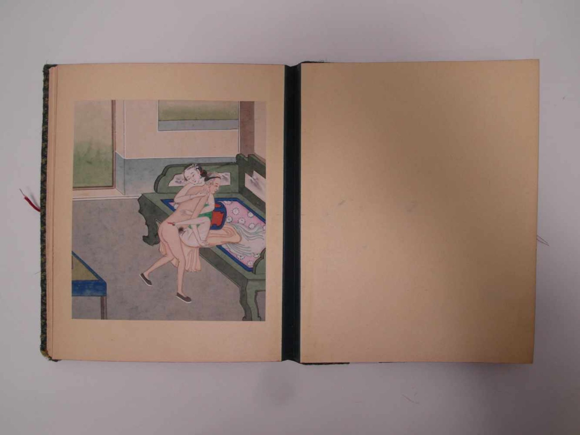 ALBUM WITH TWELVE EROTIC PAINTINGS. China. Qing dynasty. 18th/19th c. Ink and pigments on paper. The - Bild 4 aus 14