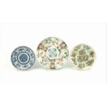 Japans porseleinen Imari bord, Chinees porseleinen bord met blauw floraal decor en Kanton bord,