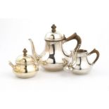 3-delig zilveren theeservies bestaande uit theepot met houten greep en knop, melkkan en suikerpotje,