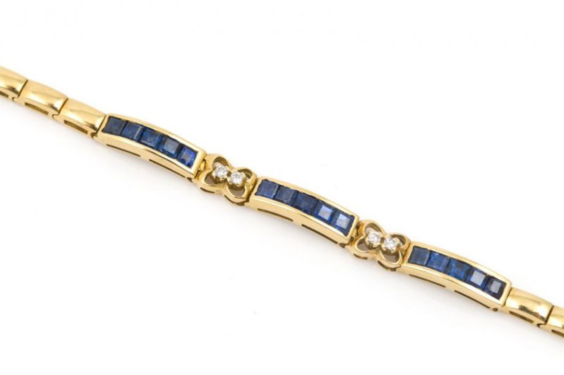 18 krt. gouden armband bezet met 15 blauwe saffiertjes van totaal 2.22 karaat en 4 diamantjes van