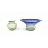 glazen kom met uitwaaierende rand versierd met tincraquellé, WMF, Ikora en bolvaasje met decor van
