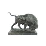 gepatineerde bronzen sculptuur met voorstelling buffel, gesigneerd op de achterkant en rustend op