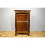 Hollandse mahonie empire secretaire met rechte kap waaronder 1 lade en schrijfklep met daarachter