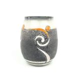 plateel vaas met abstract decor in grijs, zwart en oranje, gemerkt met label: Plateelbakkerij