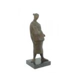 bronzen sculptuur met voorstelling van zwangere vrouw, vervaardigd door Joop Stekum, h. 32 cm