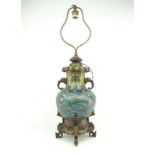 Chinese cloisonné vaas vermaakt tot schemerlamp met bronzen montuur, circa 1900, h. 75 cm