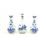 3 blauw/wit Chinees porseleinen vaasjes met decor van antiquiteiten, Kangxi, circa 1700, h. 19 en 21