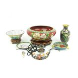 lot Chinees cloisonné waaronder vaasje, sieraden en cachepot met floraal decor