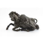 antieke bronzen sculptuur met voorstelling van paard aangevallen door leeuw, naar een bronzen