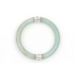 jade armband met witgouden verbindingen en bezet met 15 diamantjes, diameter: 9 mm.
