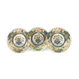 3 Chinees porseleinen borden met decor van bloemenvaas en florale motieven, opgehoogd met