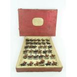 doos met diverse miniatuur tinnen soldaten, met voorstelling van Engelse en Franse Dragonders te