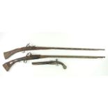 2 Perzische lontslot geweren en 1 lontslot pistool, 19e eeuw