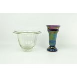 Champagnekleurige glazen vaas, gemerkt: Copier, Leerdam, h. 16 cm  en iriserende paarsglazen vaas,