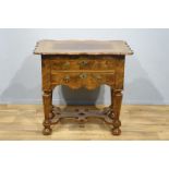 Hollandse wortelnoten Louis XIV commode, met gecontourneerd noten blad, waaronder 2 laden met