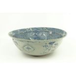 blauw/wit Chinees porseleinen Swatow kom met decor van antiquiteiten en florale motieven in