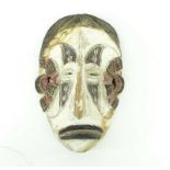 houten polychroom beschilderd masker,  Igbo Nigeria, l. 24