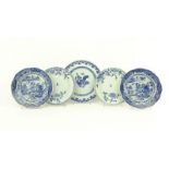 5 diverse blauw/wit Chinees porseleinen borden met o.a. decor van tabaksbladeren, alle 18e eeuw,