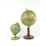 2 diverse aardglobes, jaren '50, h. 22 en 28 cm