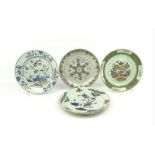 3 diverse Chinees porseleinen borden met floraal decor en Delfts aardewerk bord, 18e eeuw, diam.