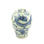 Chinees porseleinen vaas met blauw decor van draak, vermoedelijk Swatow 17e eeuw, h. 38 cm