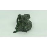 groen gepatineerd bronzen sculptuur met voorstelling van overpeinzende nomadevrouw met kind,