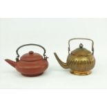 Chinees terracotta Yixing trekpotje en koperen trekpotje, beide 19e eeuw, h. 10 en 12 cm