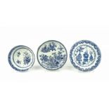 blauw/wit Chinees porseleinen bord met decor van antiquiteiten, fruittest en bord met decor van