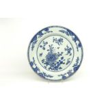 blauw/wit Chinees porseleinen schotel met floraal decor, Qianlong, 18e eeuw, diam. 41 cm (A)