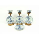 3 blauw/wit Chinees porseleinen kopjes en 4 schotels met decor van Quan Yin, Kangxi, circa 1700