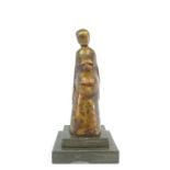 bronzen sculptuur met voorstelling van zwangere vrouw op stenen sokkel, h. 43 cm