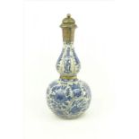 blauw/wit Chinees porseleinen knobbelvaas met decor van bloemen en antiquiteiten, Swatow, 17e