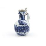 blauw/wit Japans porseleinen Arita kan met decor van figuren in landschap en met origineel