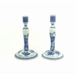 stel blauw/wit Chinees porseleinen kolomkandelaars met floraal decor, Qianlong, 18e eeuw, h. 25