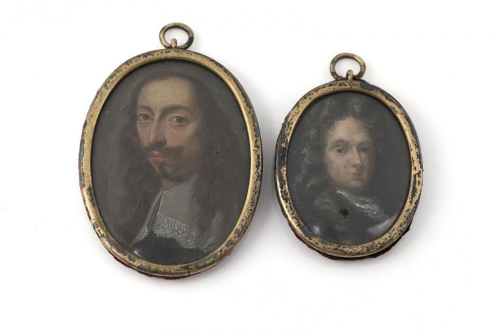 2 ovale portretminiaturen op koper, 5 x 4 en 4 x 3,5 cm., voorstelling van 2 heren, mogelijk