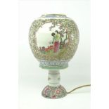Chinese porseleinen lamp met polychroom decor van figuren bij boom omgeven door florale motieven,