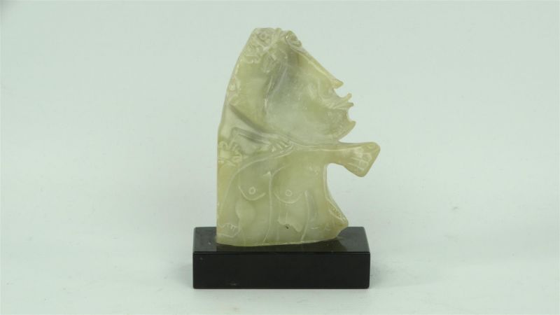 stenen sculptuur met voorstelling van drie hoofden, gesigneerd op de voet Vibek 1991, h. 13 cm -