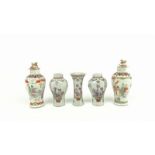 2 Chinees porseleinen dekselvaasjes met decor van figuren aan tafel en 3 famille rose vaasjes, 18e