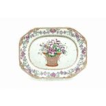 Chinees porseleinen assiette met decor van bloemenmand, Compagnie des Indes, 18e eeuw, br. 32 cm (A)