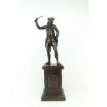 bronzen sculptuur met voorstelling van man met sabel op zuilvormige voet, 18e eeuw, totale hoogte: