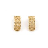 stel 14 krt. gouden oorstekers, elk bezet met 25 kleine diamanten, 18 x 8 mm., totaal gewicht: 7