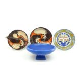 4 stuks plateel waaronder blauwe tazza, gemerkt: Zenith, 2 borden met abstract decor in oranje en